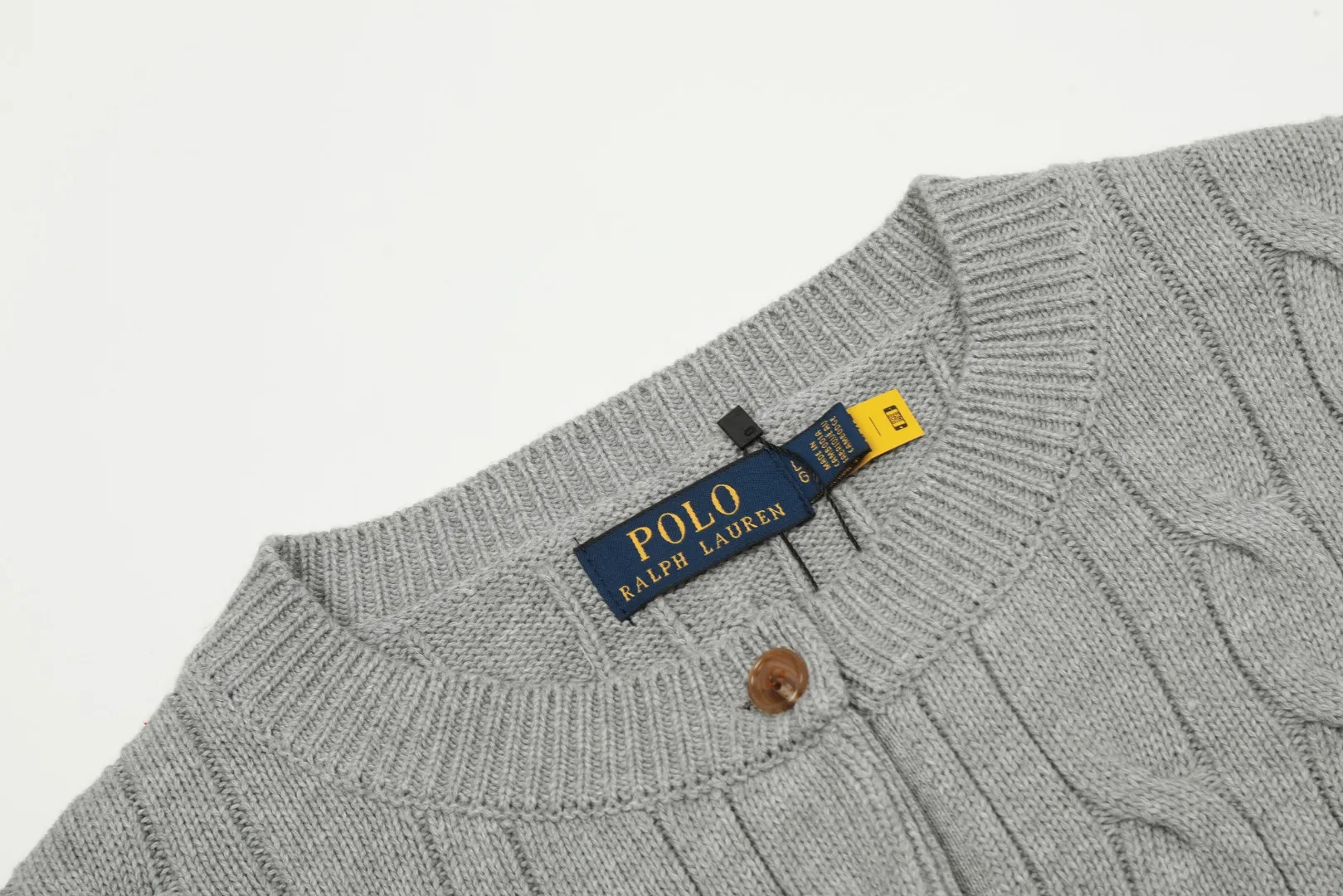 P230 Top quality" Style number: DS006# (not off the shelves all year round) [Ralph Lauren round neck solid color pony embroidery logo twist knitted cardigan] ✅Ralph Lauren Ralph Lauren classic basic versatile knitted cardigan jacket for all seasons ✅Main supplier platform live broadcast Wholesale entity Replacement if out of stock Not off the shelf ✅ZP quality 1:1 version Scan the code to enter the GF website Counter quality ✅Detailed quality The only one in Guangzhou Imported quality cotton yarn Focus on high-end, cost-effective, and good quality. Needless to say, the version is restored to the original version. The maximum size can be worn up to 160 pounds. Loose, comfortable and stress-free. ✅The upper body is simple and easy to match. A must-have for goddess ootd. Good-looking clothes are never picky. Must-have items in goddess wardrobe. Size: S- Navy blue white label Navy blue red label